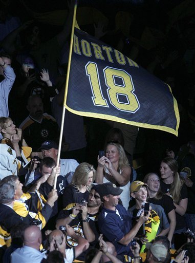 Bobby Orr Waves Nathan Horton Flag to Pump Up Bruins Fans Prior to Game 4