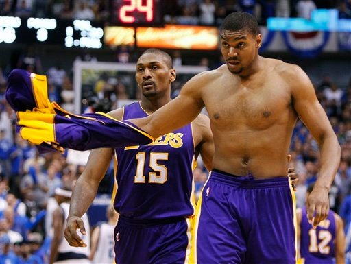 In Dwight Howard's Shadow, Lakers' Bynum Will Now Try to Guard Him