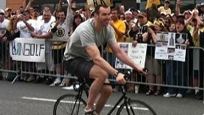 Zdeno Chara Arrives to Parade via Bicycle, Celebrates With Fans