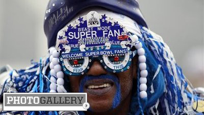 Super Bowl XLVI Buildup Includes Crazy Fans, Unique Atmosphere (Photos)