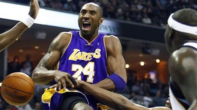 Report: Kobe Bryant Playing Through Excruciating Pain From Wrist Injury, Receives Numbing Shot Before Each Game