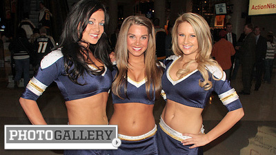 Ice Girls Gallery of the Day: Predators Crew Gets Fans Fired Up in Nashville (Photos)