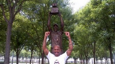 Stephon Marbury Sends Unsolicited Email to GQ Magazine, With Photos of His Statue in China (Photo)