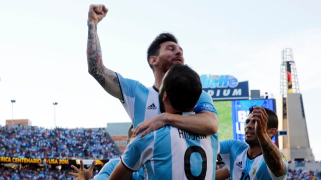 Argentina's Lionel Messi and Gonzalo Higuain