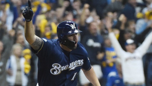 Brewers first baseman Mike Moustakas