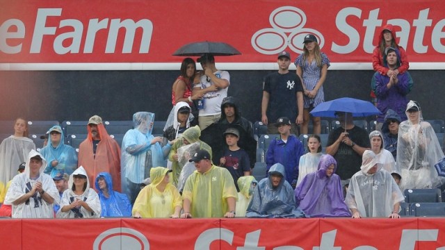 Yankees fans brave the elements