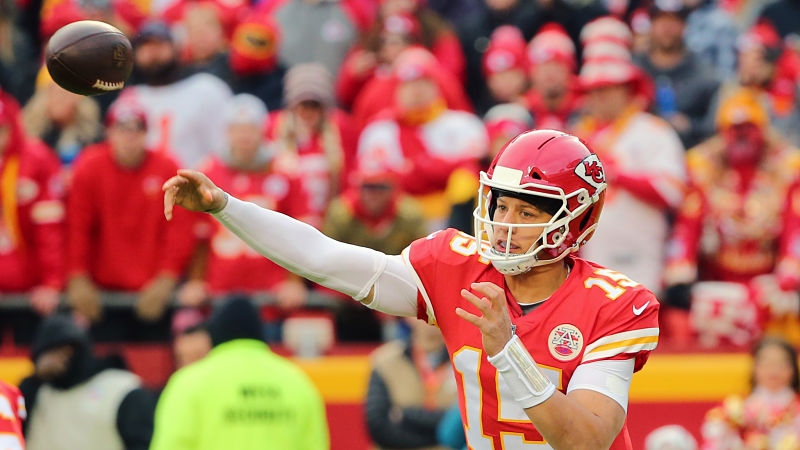 Patrick Mahomes' 50th TD of 2018 is an 89-Yd Bomb to Demarcus Robinson! 