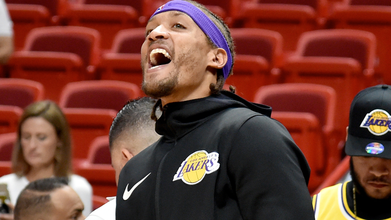 Watch: Lakers' Michael Beasley forgets shorts when checking into game 