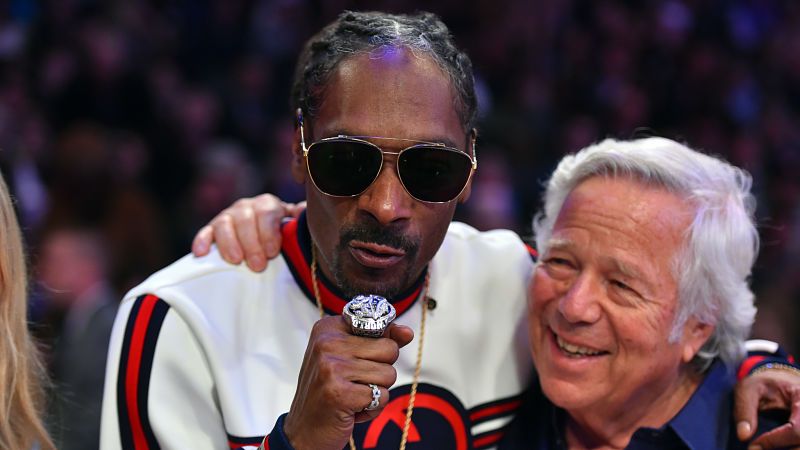 Watch Snoop Dogg Hilariously Call Play-By-Play During Hockey Game 