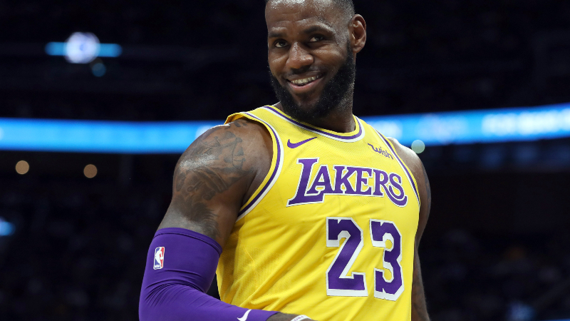 NFL rumors: Lakers' LeBron James begs Browns to trade Odell