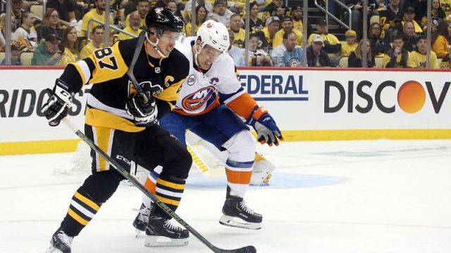 Pittsburgh Penguins forward Sidney Crosby and New York Islanders forward Anders Lee