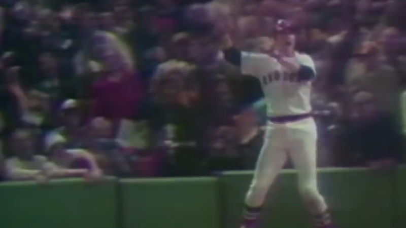 Fisk waves his homer fair for Sox, 10/21/1975