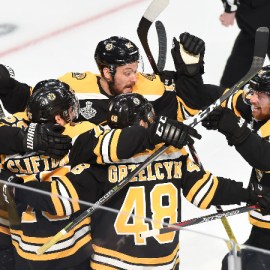 Boston Bruins center Sean Kuraly and teammates