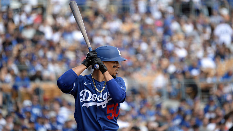 Mookie Betts makes Dodgers debut in Spring Training