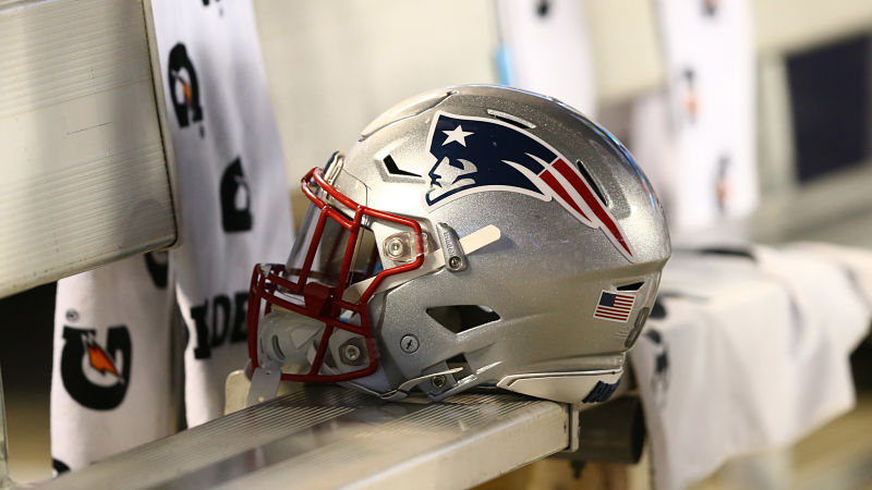 Patriots settle grievances with Brown, Hernandez, ESPN reports