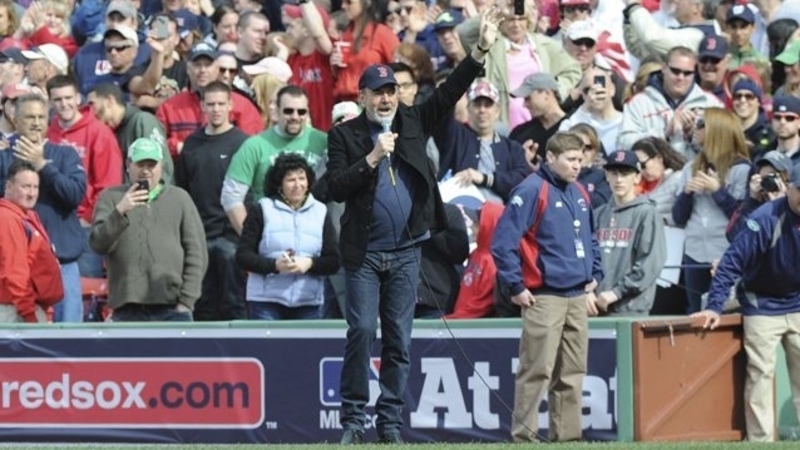 Jennifer Lopez, at Fenway, sings along to 'Sweet Caroline