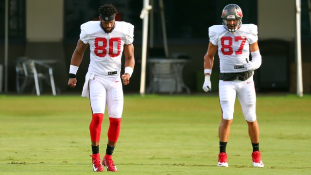 Tampa Bay Buccaneers tight ends O.J. Howard, Rob Gronkowski