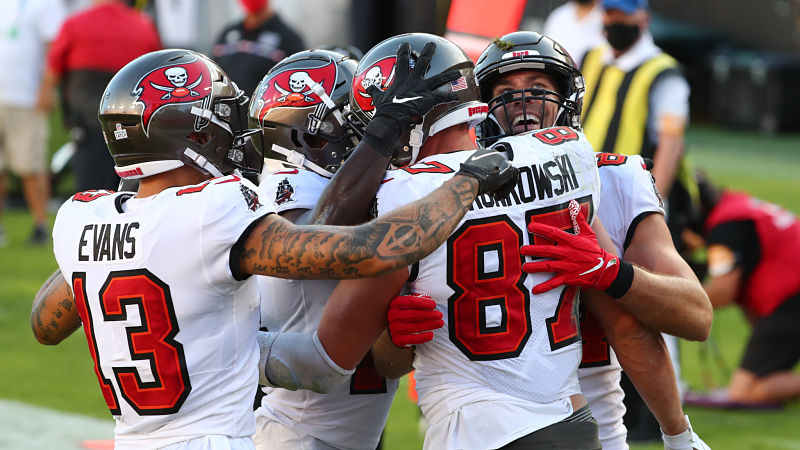 Bucs breeze, 49ers escape to NFC divisional round