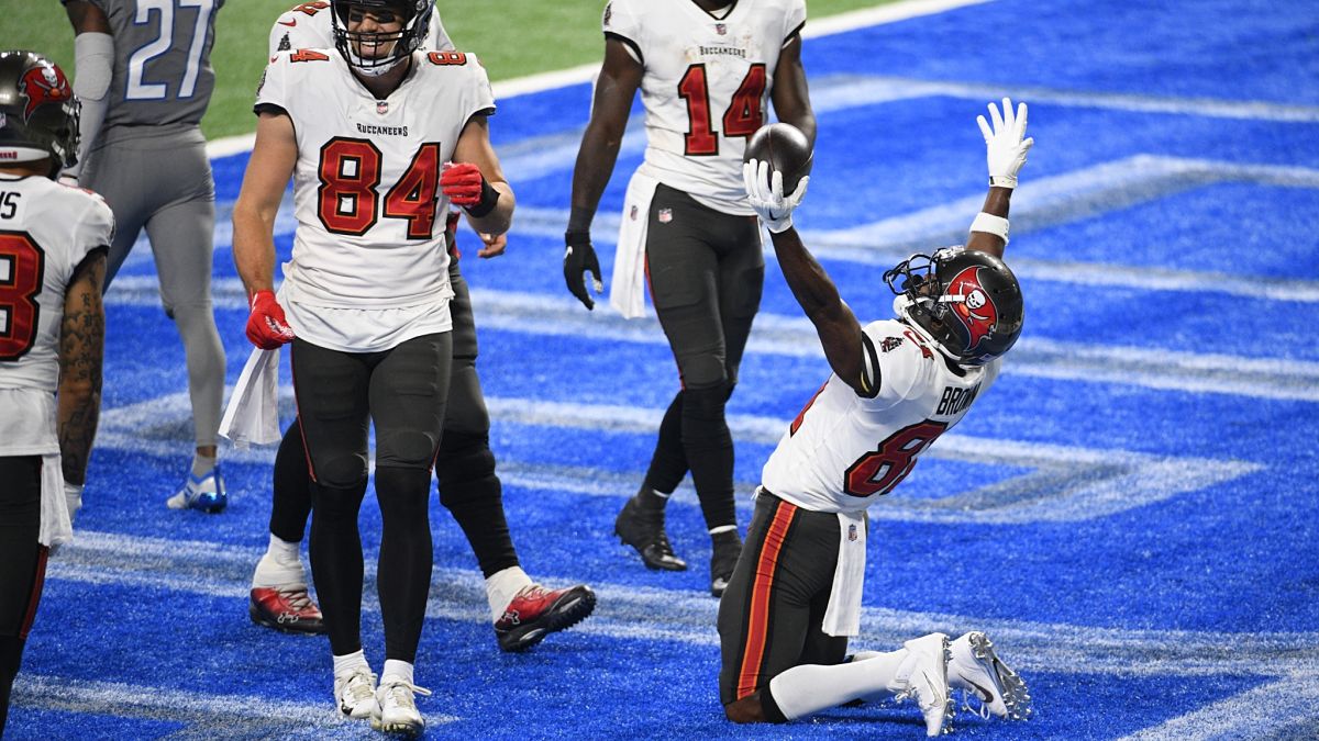 Antonio Brown shares Instagram with Tom Brady at the Bucs Clinch venue