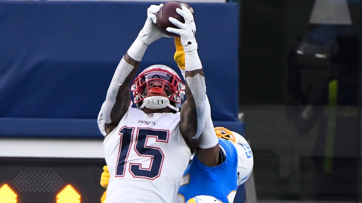 Chicago Bears' N'Keal Harry catches a pass in front of Green Bay