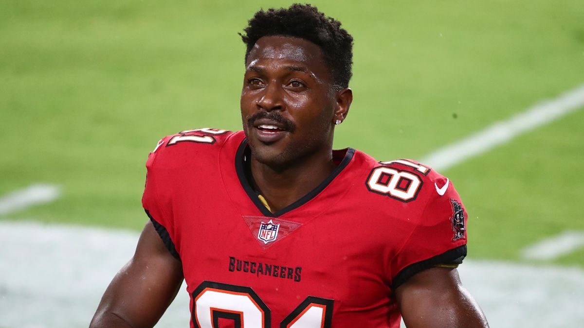 What's keeping Antonio Brown from re-signing with the Buccaneers