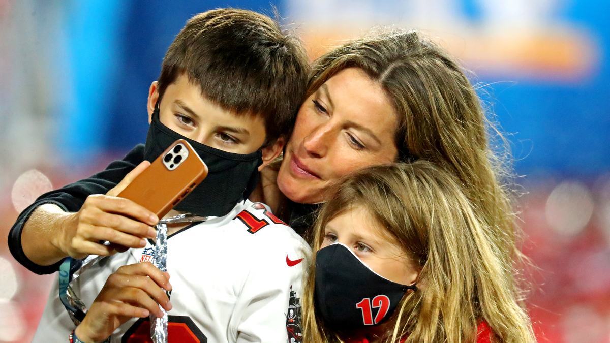 Gisele Bündchen Reportedly Spotted Crying On Phone Amid Tom Brady Drama