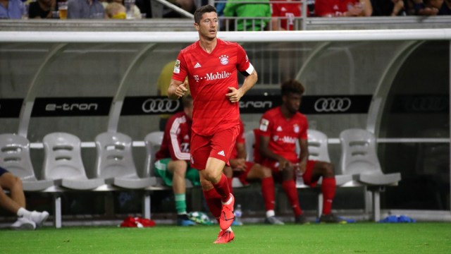 Bayern Munich forward Robert Lewandowski (9)