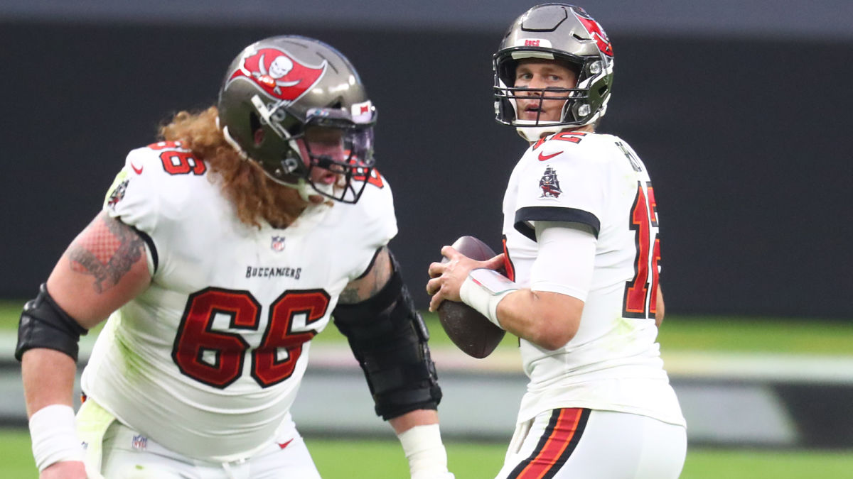 Bucs' Ryan Jensen shows up to Super Bowl in hilarious Tom Brady shirt