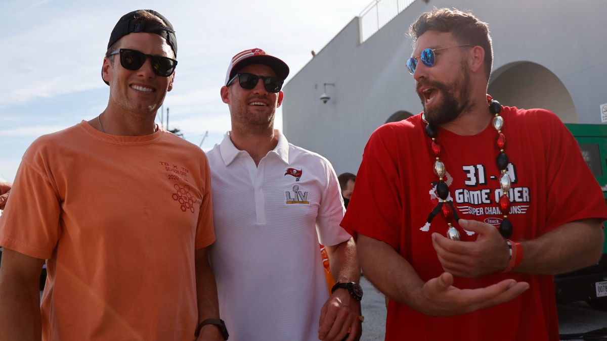 Buccaneers: Tom Brady talking Lombardi Trophy throw audio from parade