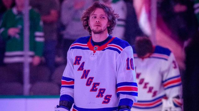 New York Rangers left wing Artemi Panarin