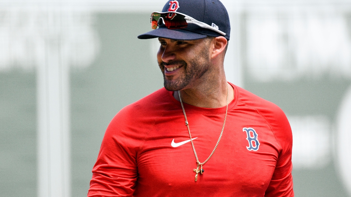 Red Sox: J.D. Martinez backs drunk Tom Brady with awesome shirt at