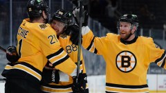 Boston Bruins right wing David Pastrnak (88), left wing Nick Ritchie (21)