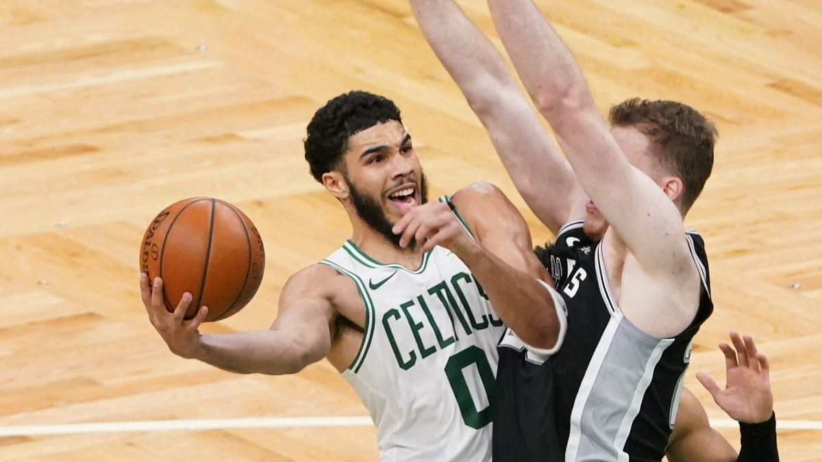 Shaquille O�Neal Displays Breakaway Speed, Sprints Past
