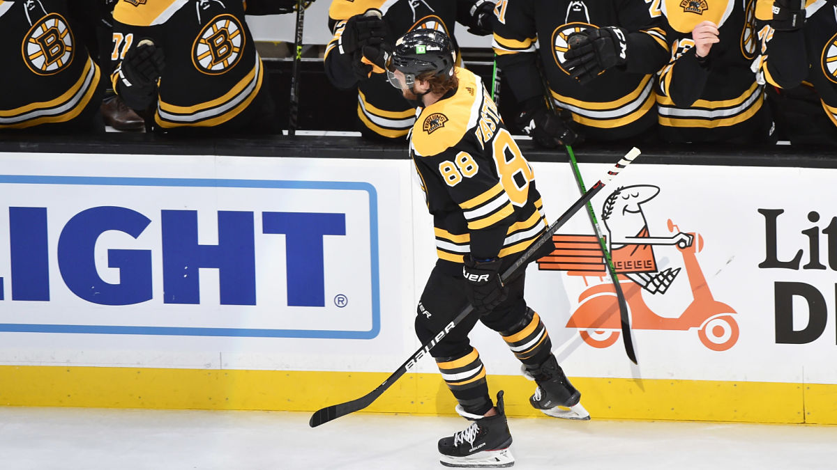 David Pastrnak arrives to Bruins-Islanders Game 5 wearing