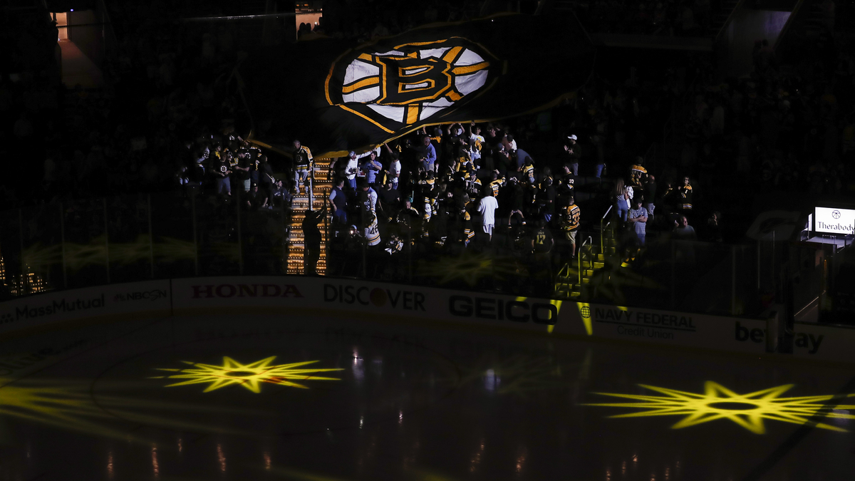 Glass falls on NHL official working Bruins penalty box at TD Garden 