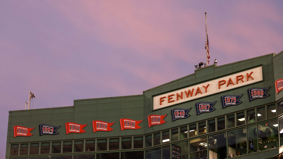 Bruins, Penguins Reveal Logos for 2023 Winter Classic at Fenway –  SportsLogos.Net News