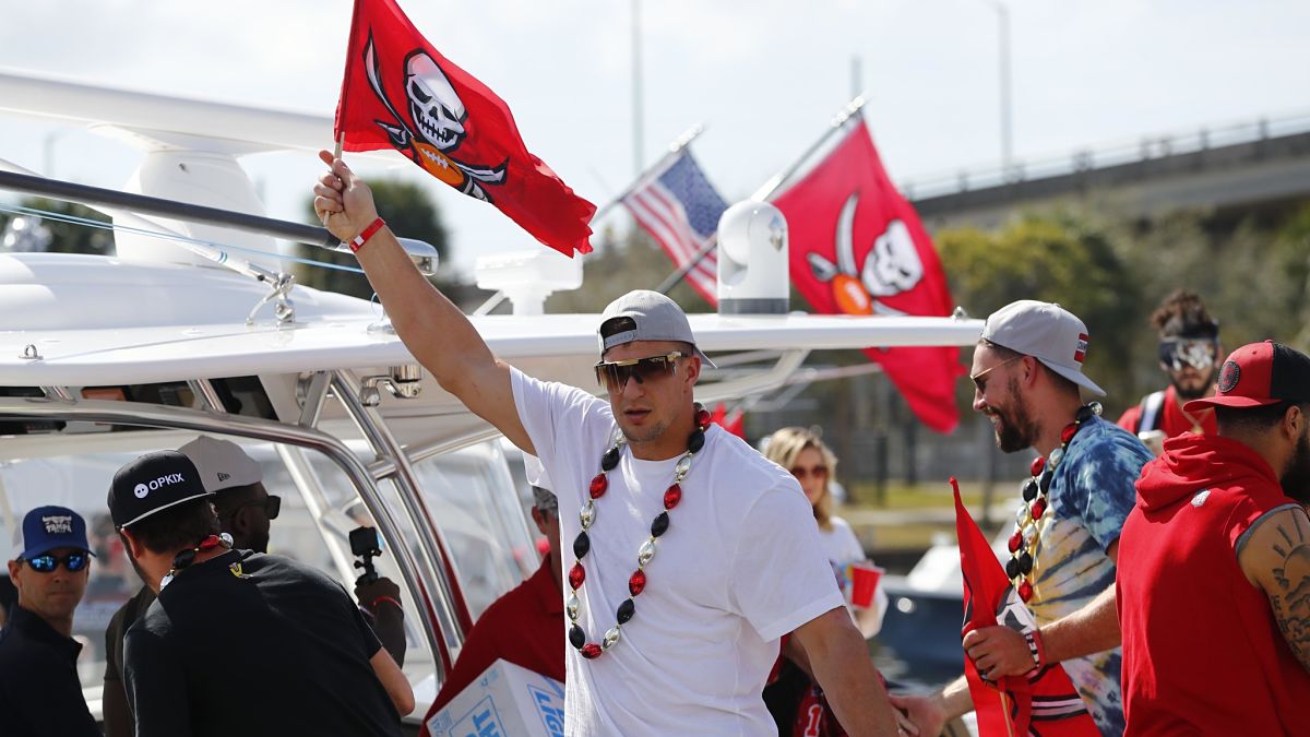 Buccaneers: Rob Gronkowski wore so many diamonds for ring ceremony