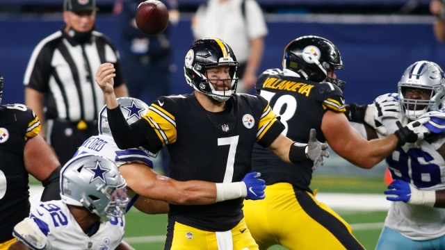 Dallas Cowboys defensive tackle Tyrone Crawford (98) and Pittsburgh Steelers quarterback Ben Roethlisberger (7)