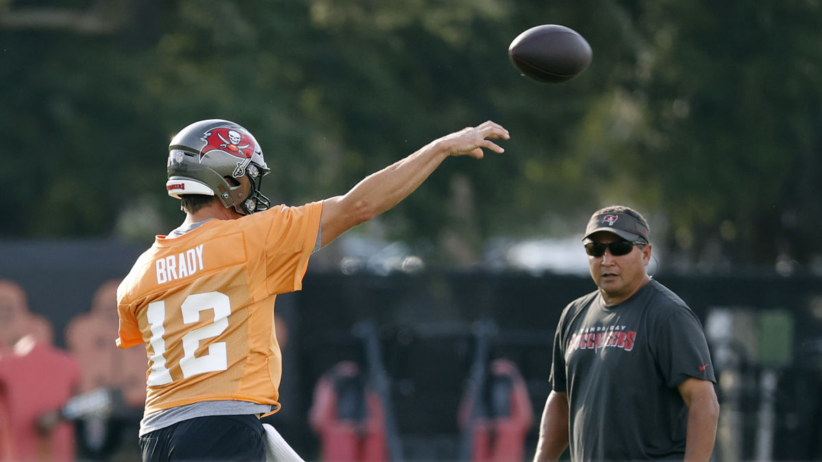 Johnny Weir�s Wardrobe Lights Up Olympic Games (Photos