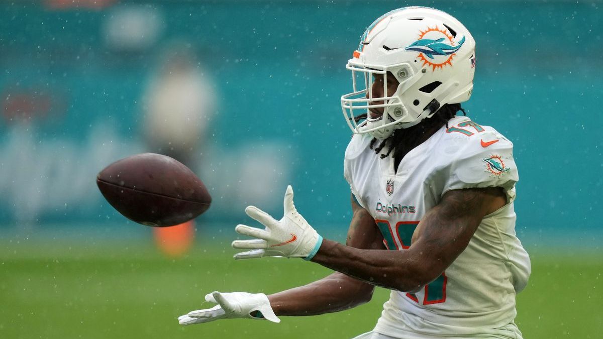 Miami Dolphins starters Jaylen Waddle, Chase Edmonds limited in