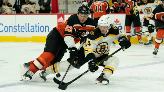 Philadelphia Flyers right wing Nicolas Aube-Kubel (62) and Boston Bruins right wing Chris Wagner (14)