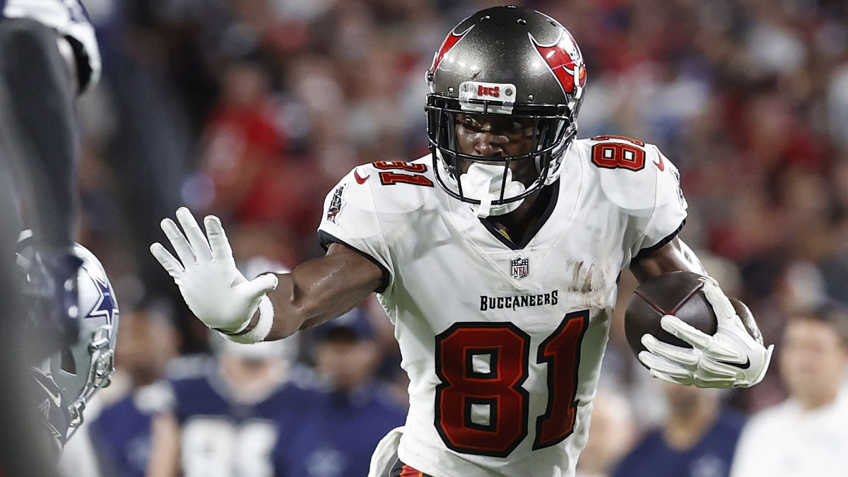 Tampa Bay Bucs' Antonio Brown accused of obtaining fake