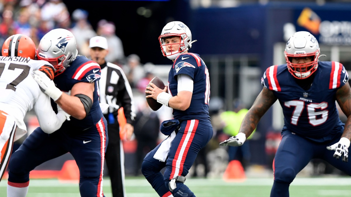 Jones tosses 3 TDs, Mayfield hurt as Pats beat Browns 45-7 - The