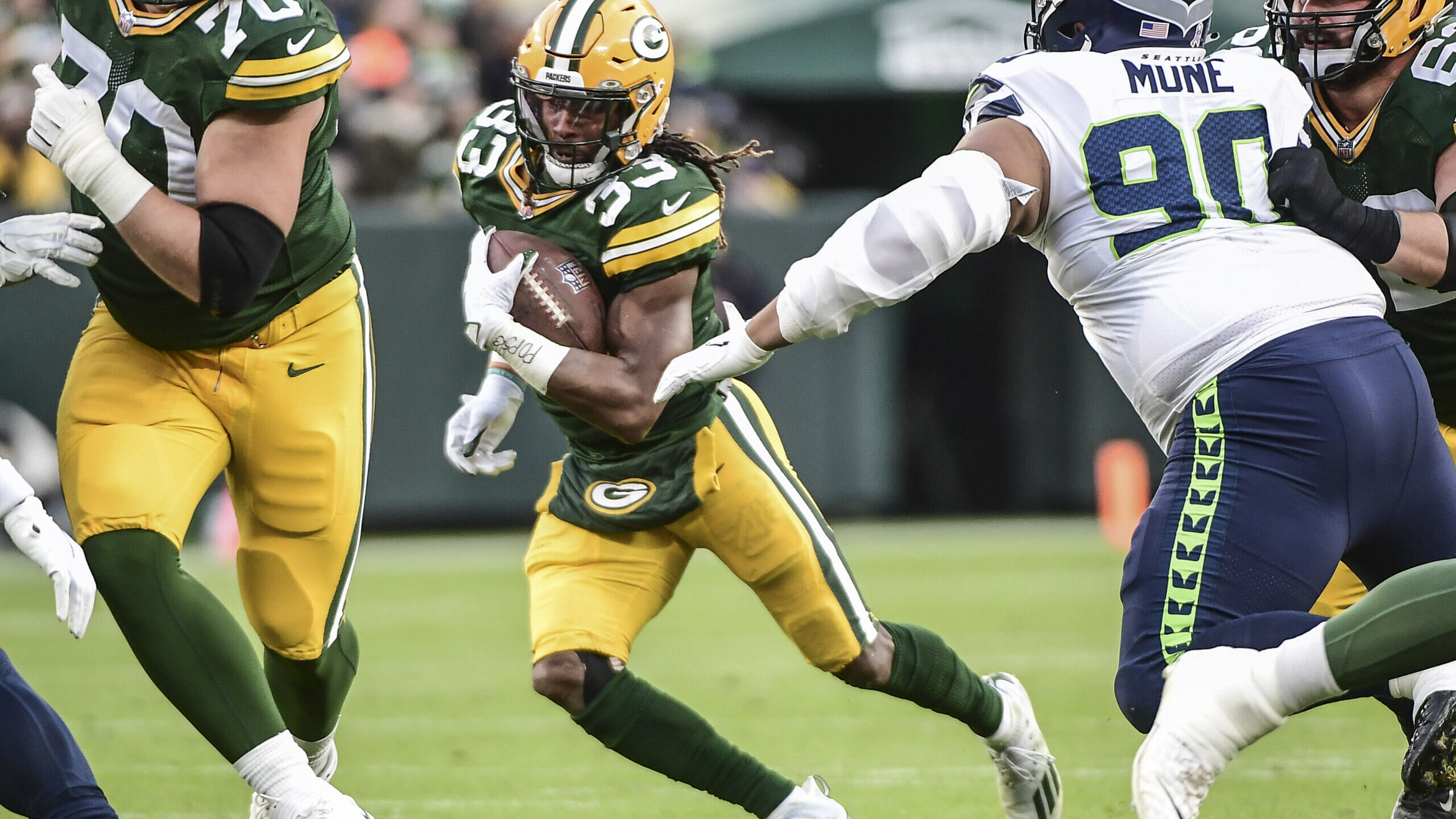 Packers running back Aaron Jones limps off field late against Browns - On3