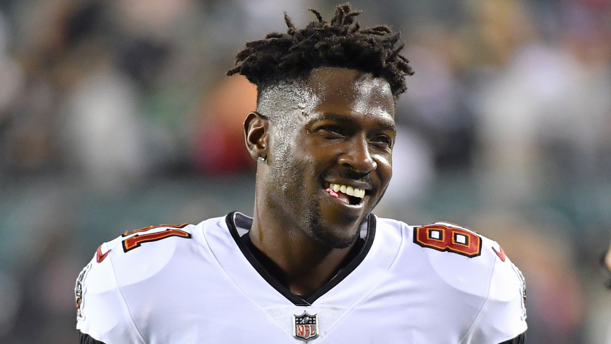 Tampa Bay Buccaneers star Antonio Brown obtained fake COVID-19 card, former  live-in chef alleges 