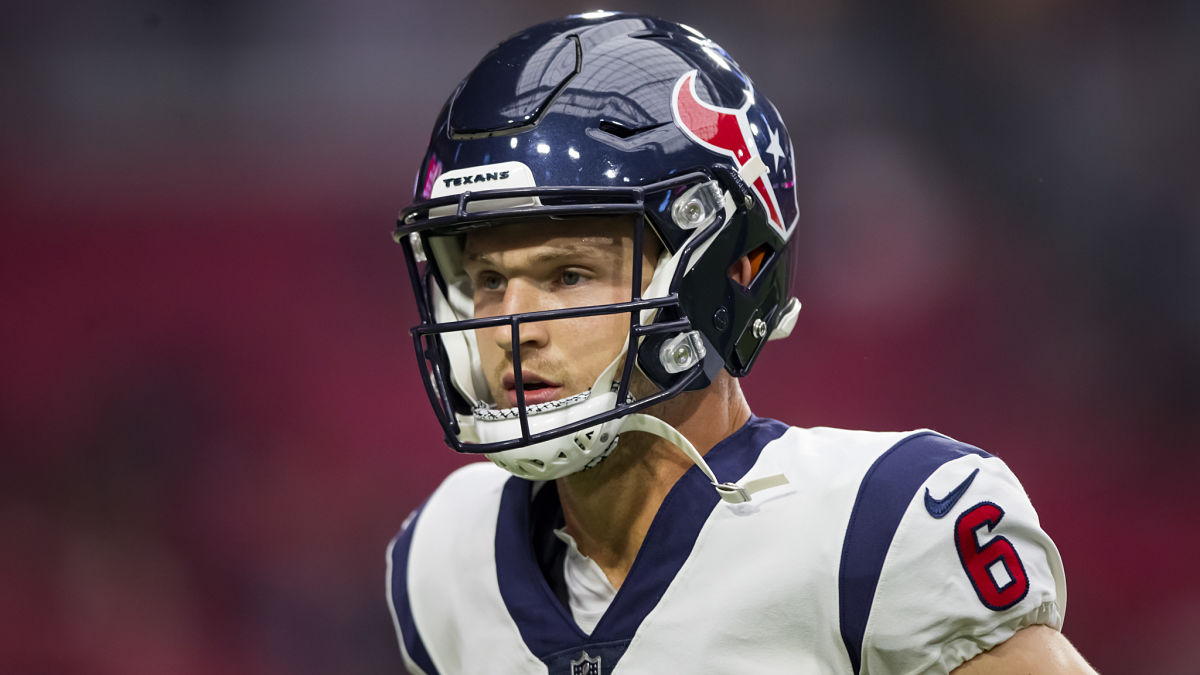 Houston Texans QB Jeff Driskel warms up prior to the game