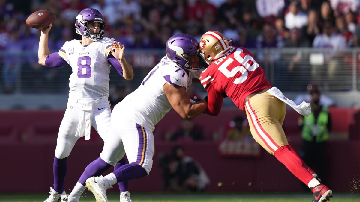 Kirk Cousins lines up under right guard on pivotal fourth down