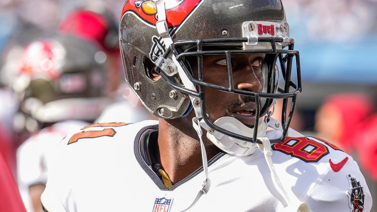 Bucs WR Antonio Brown Ripped Off His Jersey, Threw Gloves Into The