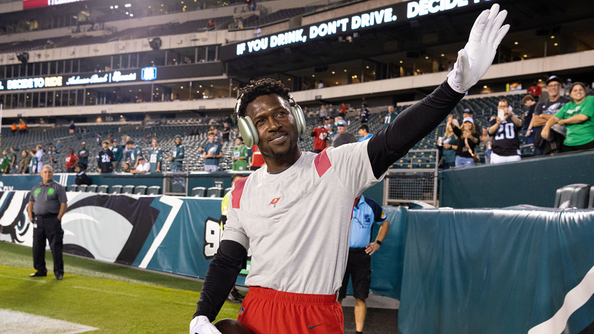 Aaron Rodgers has reassuring helmet advice for Antonio Brown