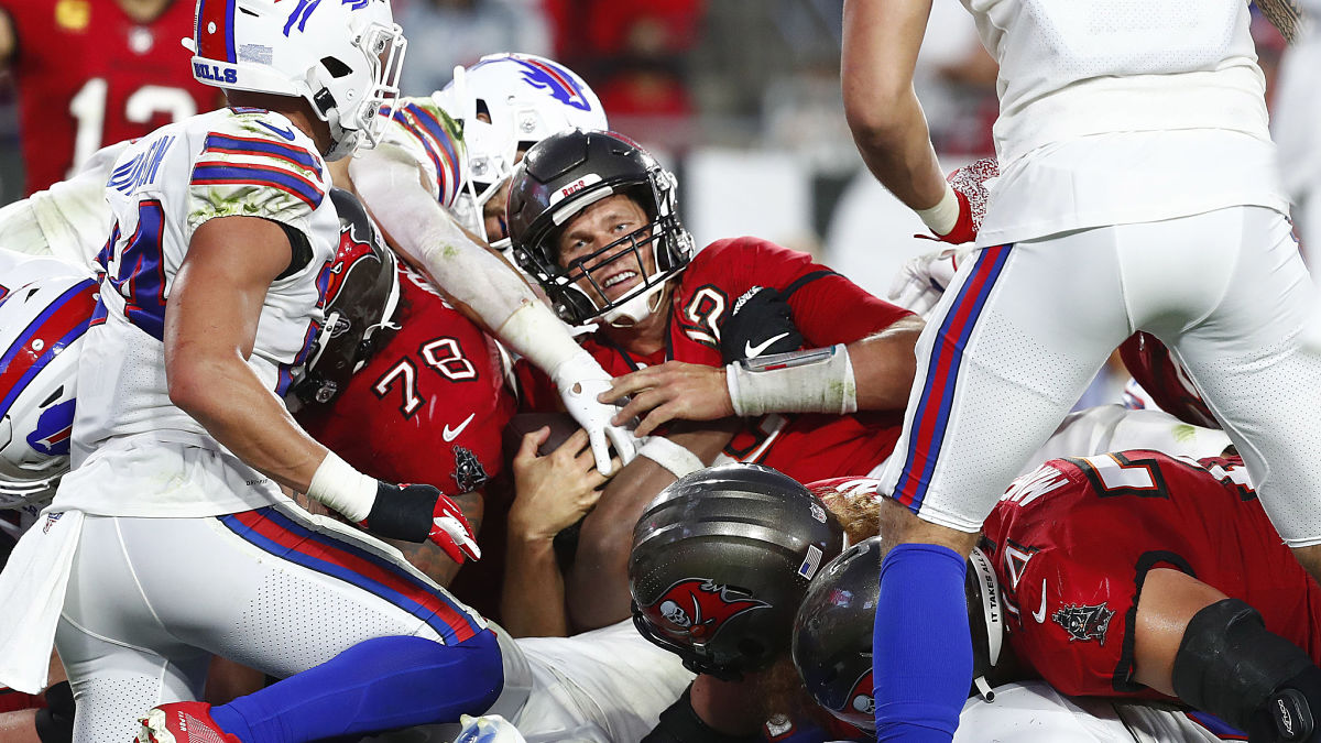 Tom Brady's 700th TD pass lifts Bucs over Bills 33-27 in OT